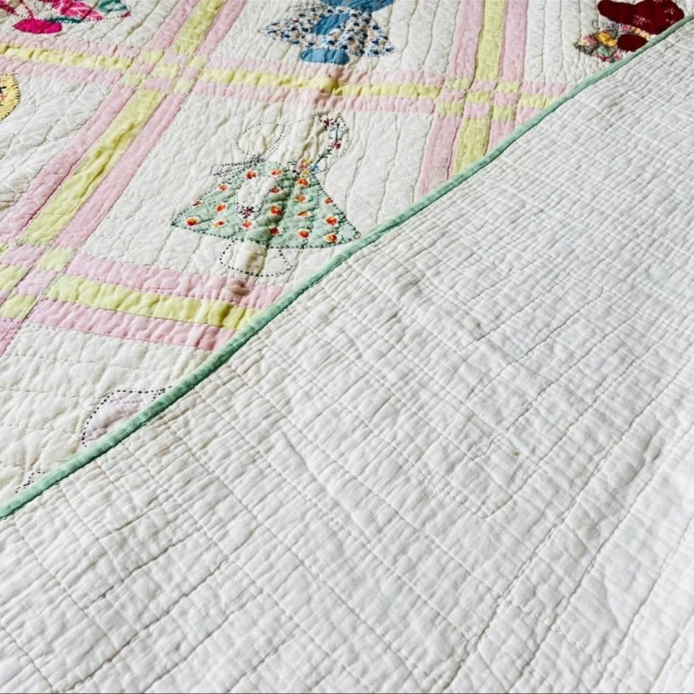 62”x80” Beautiful 1930's feedsack applique SunBonnet Sue quilt.